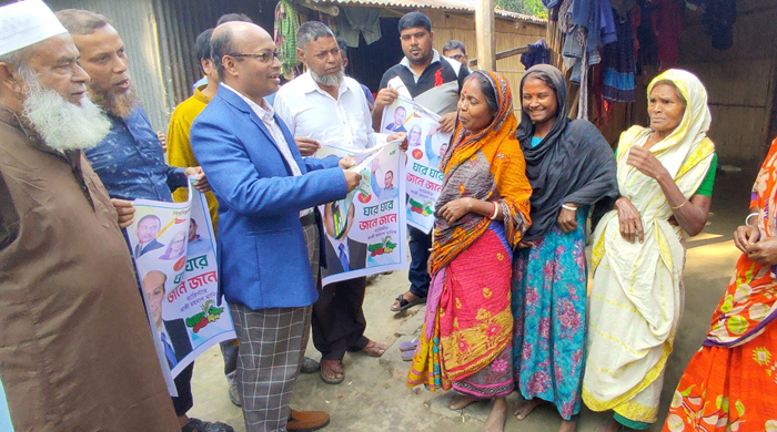 ধানের শীষের জন্য ভোট চাইতে বাড়িতে বাড়িতে ব্যারিস্টার কাজী রহমান মানিক